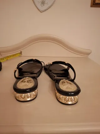 Sandali donna neri con dettagli oro