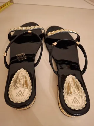 Sandali donna neri con dettagli oro