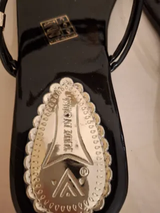 Sandali donna neri con dettagli oro