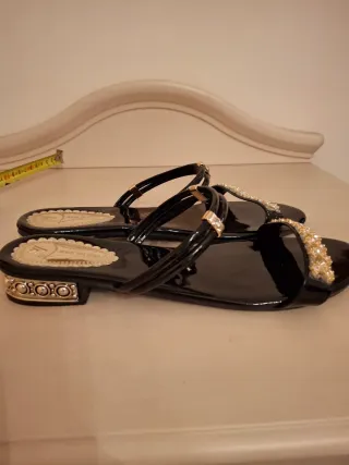 Sandali donna neri con dettagli oro