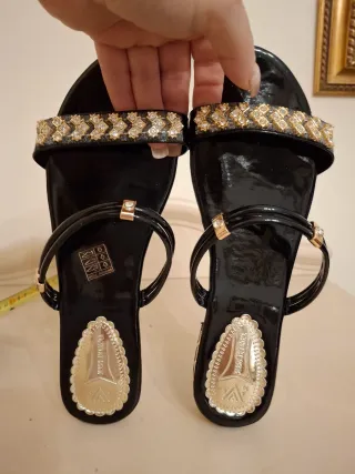 Sandali donna neri con dettagli oro