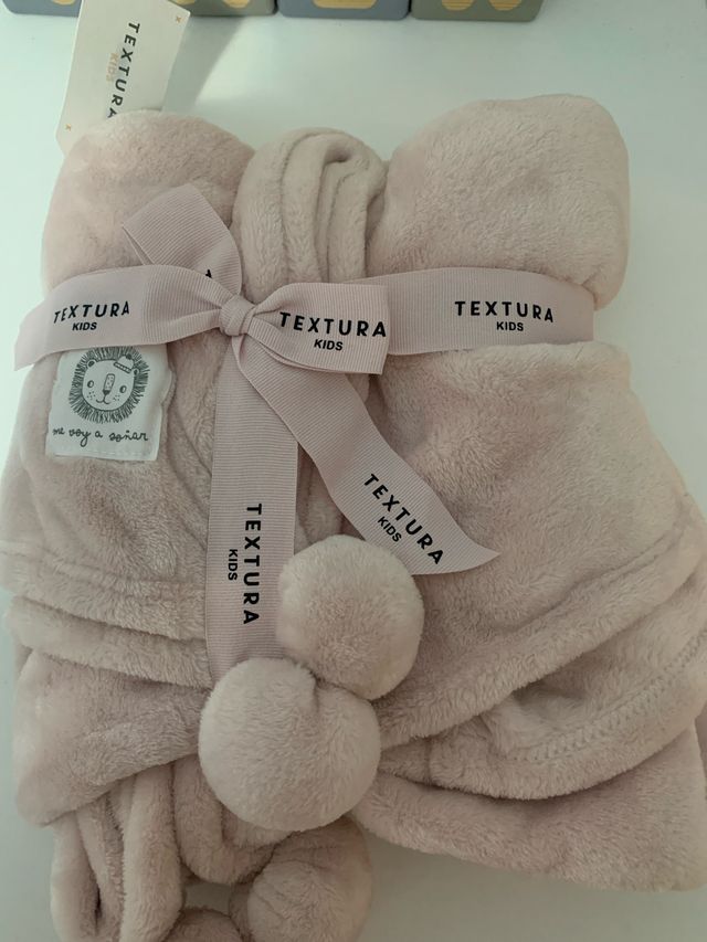 Manta Textura Kids Bebe Niña Rosa Pompones