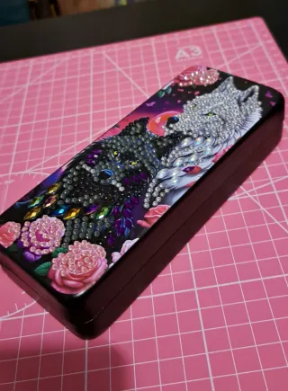 Caja para gafas con diseño de lobos y rosas