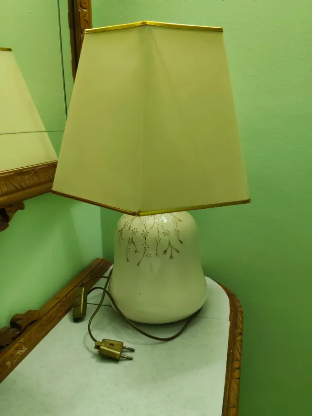 Lámpara de cerámica con detalles dorados