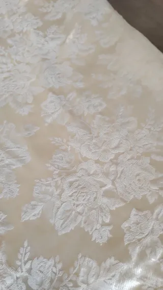 Tovaglia ricamata effetto raso beige/bianca