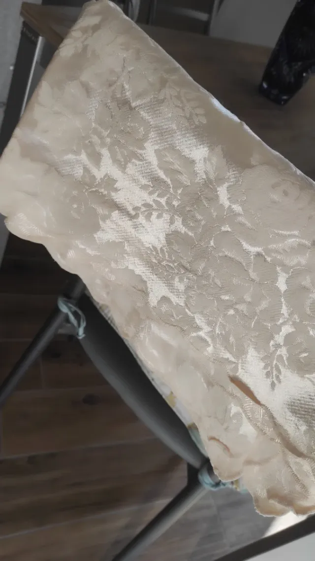 Tovaglia ricamata effetto raso beige/bianca