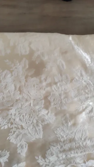 Tovaglia ricamata effetto raso beige/bianca