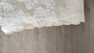 Tovaglia ricamata effetto raso beige/bianca