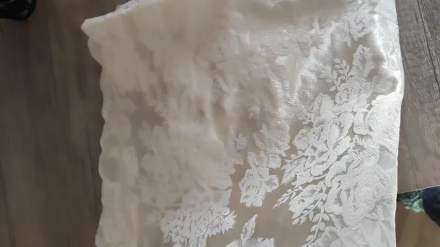 Tovaglia ricamata effetto raso beige/bianca