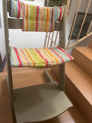 Tripp Trapp Stokke. Gris  Adjuntamos cojines