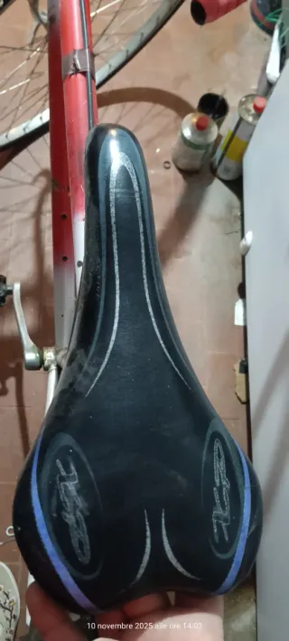 Bici da corsa rossa e bianca