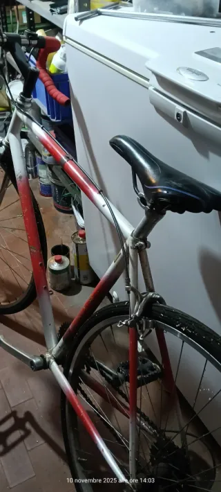 Bici da corsa rossa e bianca