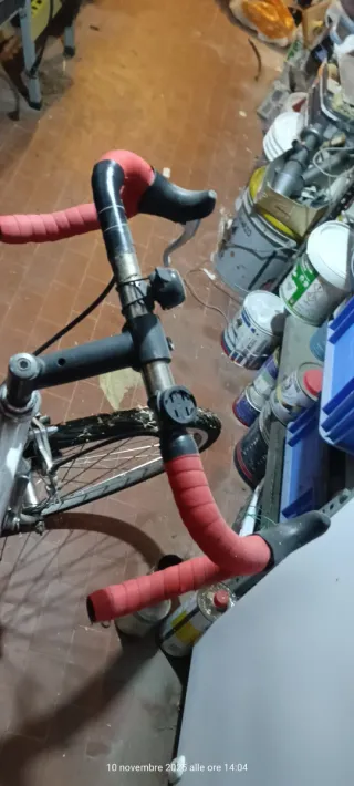 Bici da corsa rossa e bianca