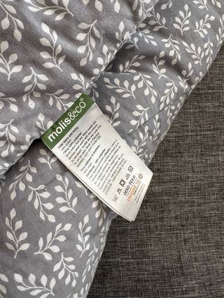 Parque infantil con manta de juegos