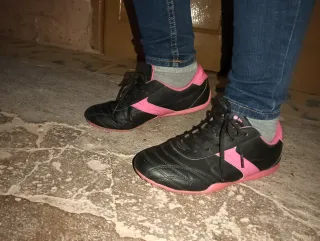 Zapatillas deportivas negras y rosas