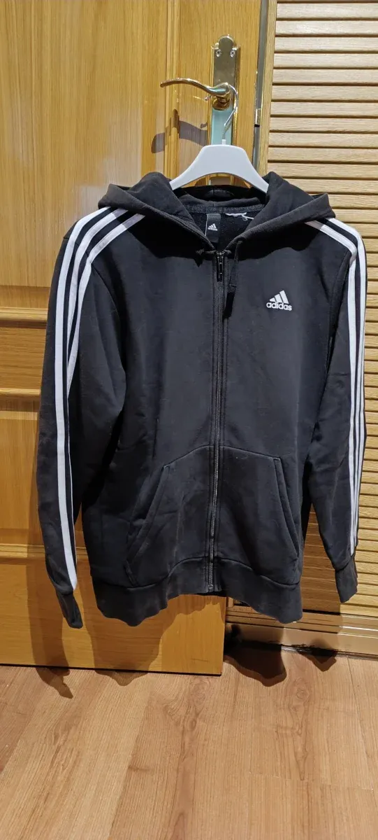 Chaqueta Adidas con capucha negra
