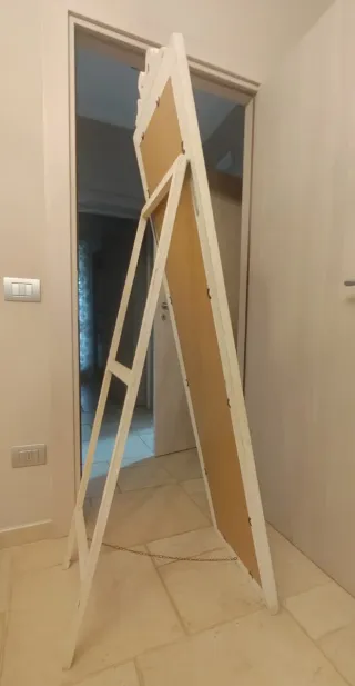 Specchio da terra bianco con decorazioni