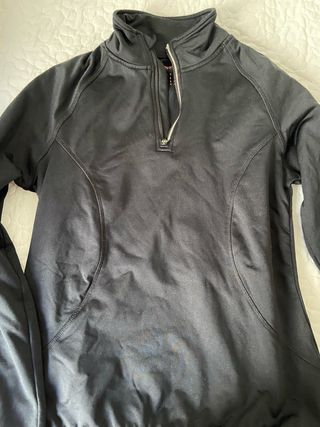 Sudadera negra con cremallera
