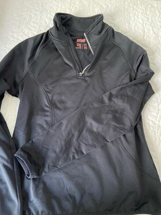 Sudadera negra con cremallera