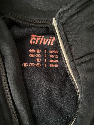 Sudadera negra con cremallera