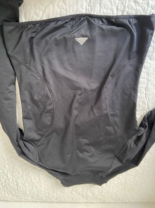 Sudadera negra con cremallera