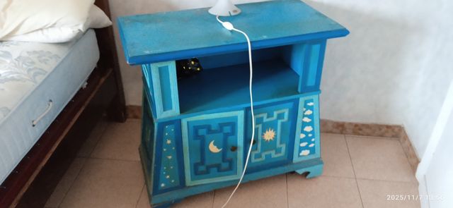 Comodino blu decorato con luna e sole