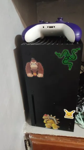 Xbox Series X Negra con Mando Morado