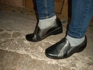 Mocasines negros y plateados