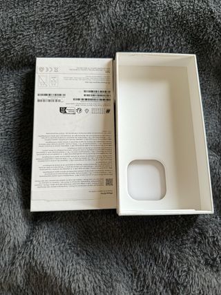 Caja iPhone 14 Pro con cable y papeles