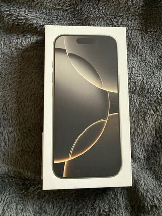 Caja iPhone 14 Pro con cable y papeles