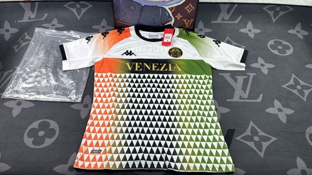 Camiseta Kappa Venezia Triángulos Naranja Verde Bl