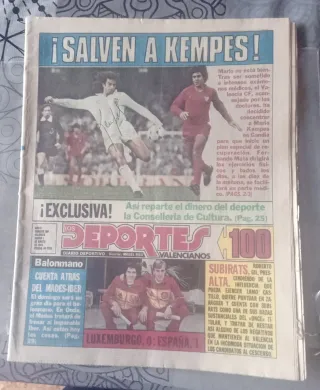 Periódico con firma y Cromo Kempes 76-77 gradeado.
