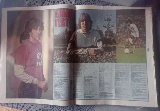 Periódico con firma y Cromo Kempes 76-77 gradeado.