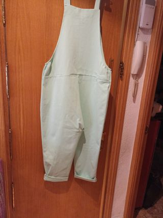 Mono verde con bolsillos