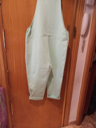 Mono verde con bolsillos