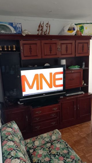 Cómoda de madera con espejo