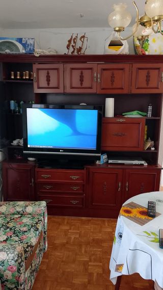 Cómoda de madera con espejo