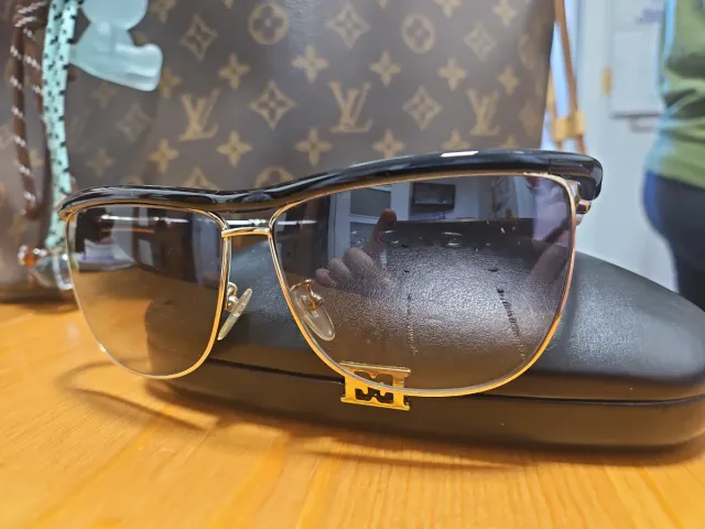 Gafas de sol Escada negras y doradas