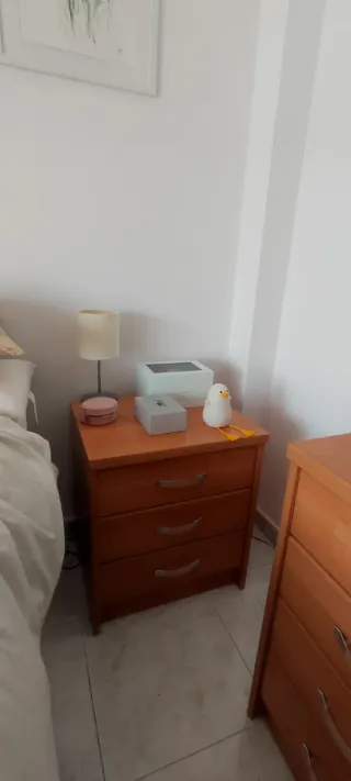 Armario, mesitas y cómoda de madera