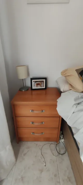 Armario, mesitas y cómoda de madera