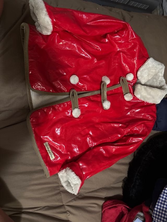 Abrigo niña charol rojo con pelo