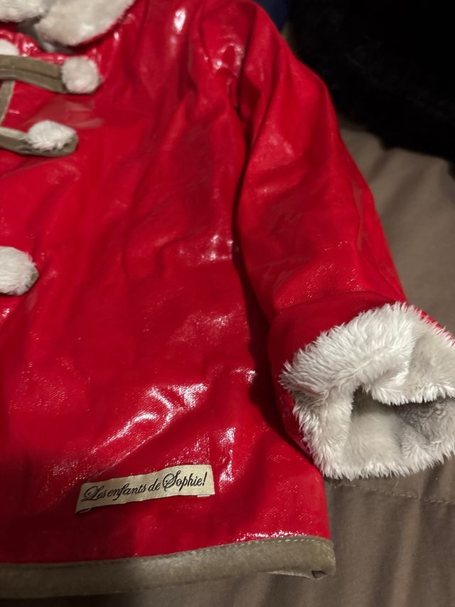 Abrigo niña charol rojo con pelo