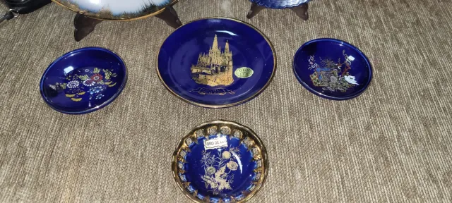 Lote Platos decorativos azules con detalles dorad