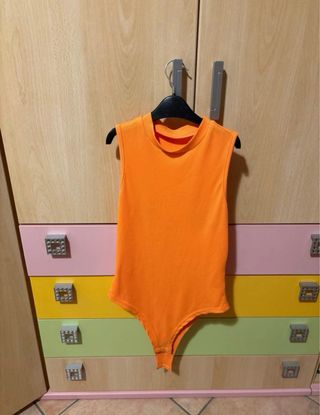 Body arancione smanicato