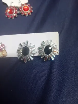 Pendientes negros con detalles plateados