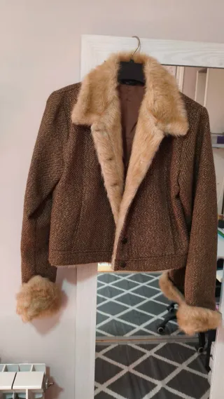 Cazadora corta con cuello de pelo