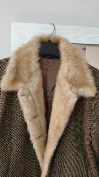 Cazadora corta con cuello de pelo