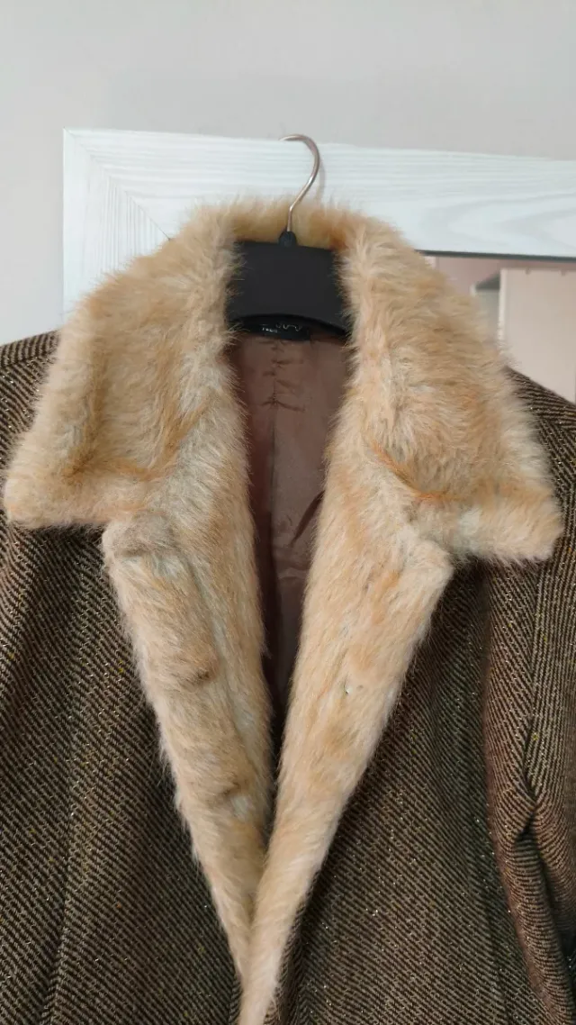 Cazadora corta con cuello de pelo