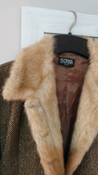 Cazadora corta con cuello de pelo