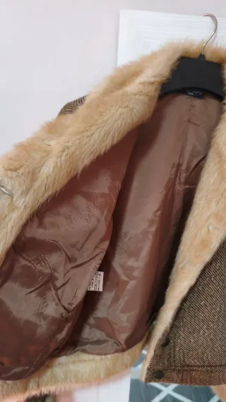 Cazadora corta con cuello de pelo